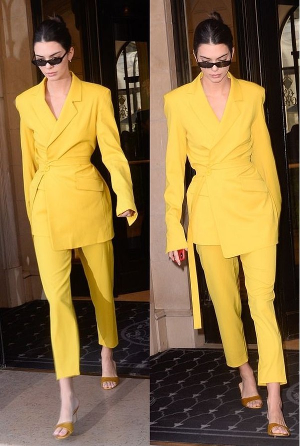 Chân dài đứng đầu bảng xếp hạng có thu nhập cao nhất thế giới Kendall Jenner trong bộ suit vàng mustard cách tân tại đường phố Paris hồi tháng 9 vừa qua.
