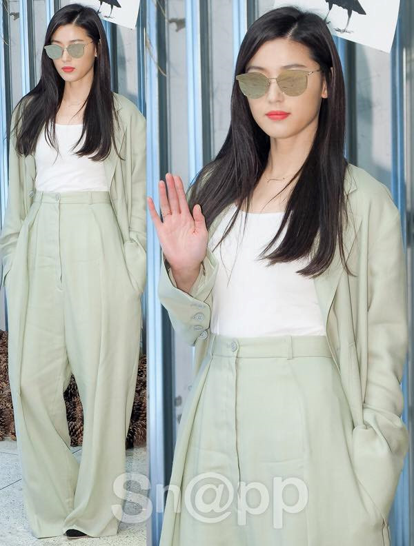 “Mợ chảnh” Jun Ji Hyun vẫn xinh đẹp và sang trọng dù mặc trang phục nam tính. Trang phục có kích cỡ lớn, cắt may đơn giản và tuân theo đúng tinh thần menswear của nữ diễn viên gây nhiều sự chú ý