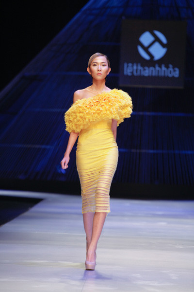 Những thiết kế body suit ấn tượng có điểm nhấn ở vai, đính kết dày đặc kim sa hoặc xếp bèo nhuyễn tạo khối 3D, gợi nhớ lại những kĩ thuật đã làm nên thương hiệu Lê Thanh Hòa trong lòng công chúng thời trang từ những ngày đầu