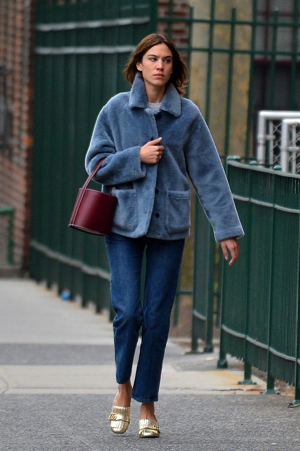 Fashionista kiêm NTK Alexa Chung nổi bật với chiếc túi xô màu đỏ burgundy