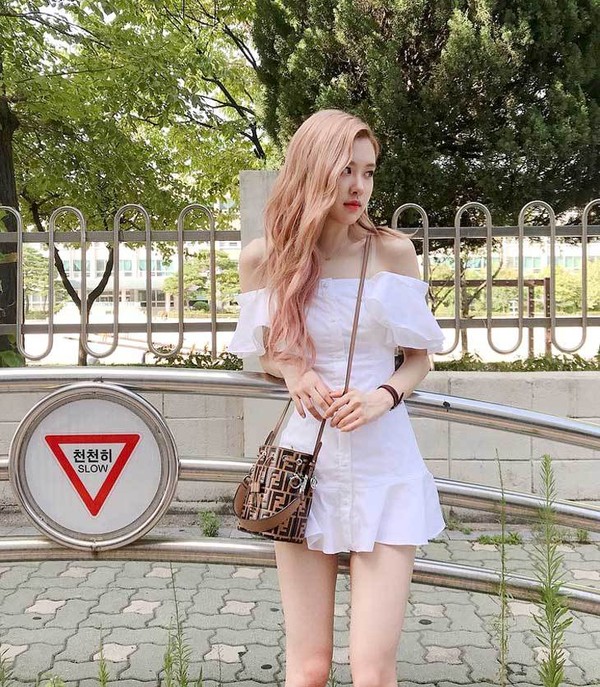 Rosié (Black Pink) với chiếc túi bucket bag từ hãng Fendi nhỏ nhắn - xinh xắn.
