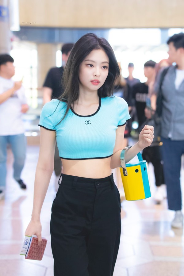 Jennie( Black Pink) xinh đẹp với thời trang sân bay cùng chiếc túi bucket Perrin Paris
