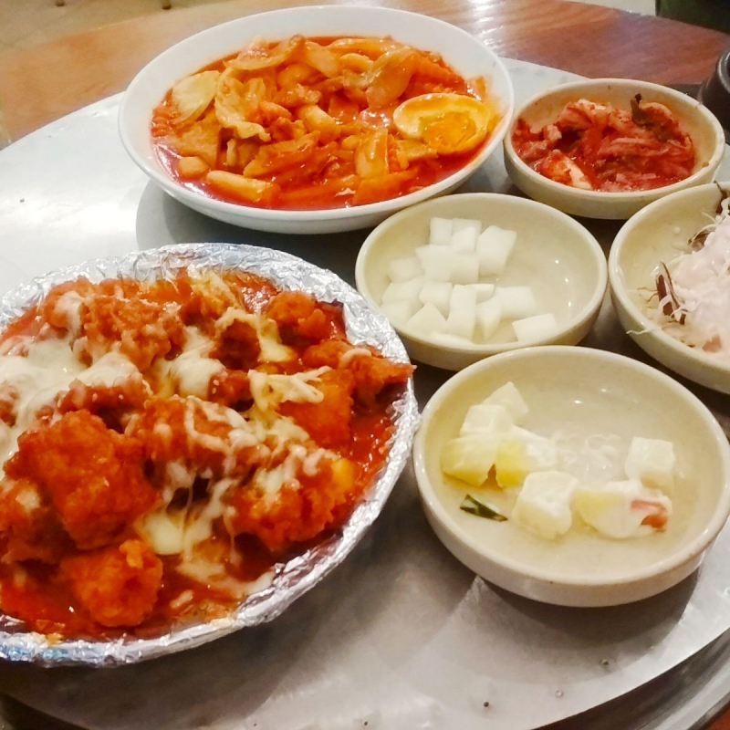 King Dakgalbi là một chuỗi các nhà hàng về các món ăn Hàn Quốc với các món ăn thu hút giới trẻ như: kimpab, mỳ đen, bánh gạo và đặc biệt phải nhắc đến món gà xào phomai ngon tuyệt hảo.