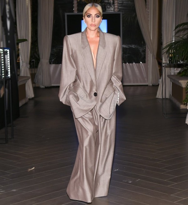 Tại một sự kiện thời trang, Lady Gaga xuất hiện trong bộ vest oversized màu xám với chất liệu bóng của nhà mốt Marc Jacobs