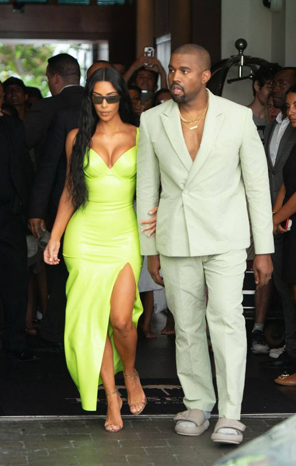 Trong lần tham dự tiệc cưới cùng rapper Kanye West, Kim Kardashian chọn một thiết kế sang trọng và gợi cảm có màu xanh pha chút vàng xanh neon rực rỡ.