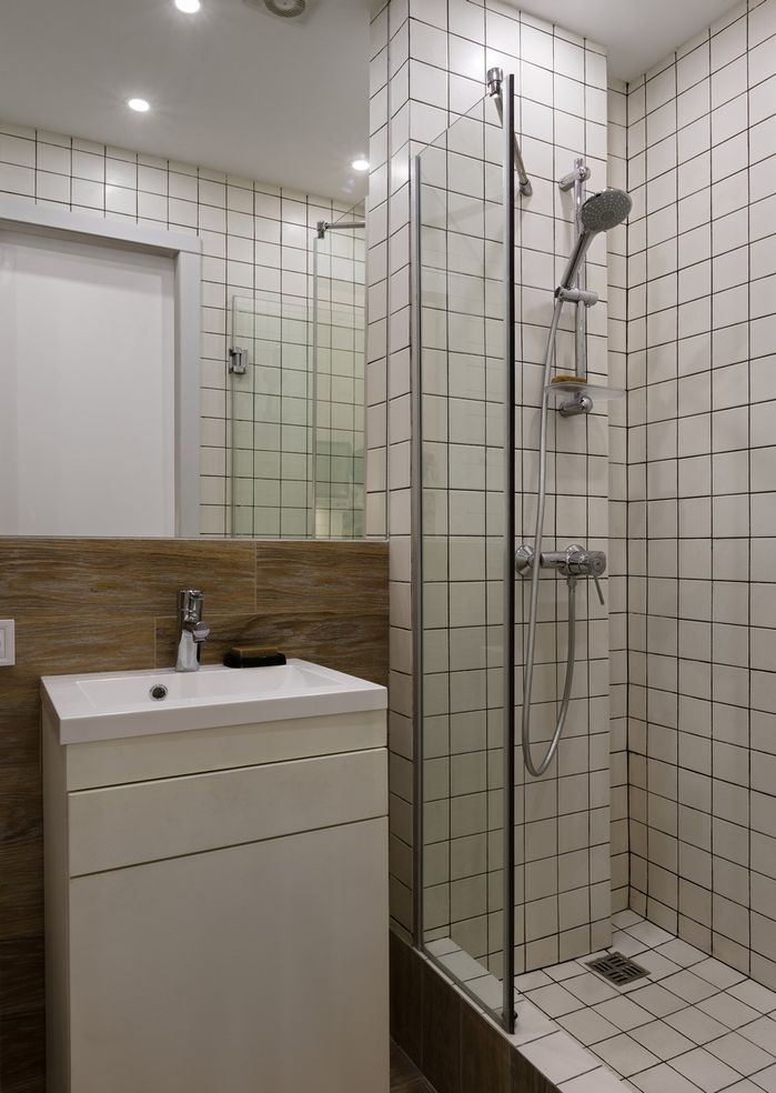  Phòng tắm diện tích nhỏ không cần bố trí quá nhiều kệ đựng đồ đạc. Chỉ cần tận dụng bệ tường gạch là bạn đã có ngay một góc chứa đồ.