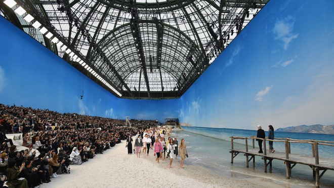 15 show diễn huyền thoại của Chanel dưới thời Karl Lagerfeld khiến giới mộ điệu thổn thức 3
