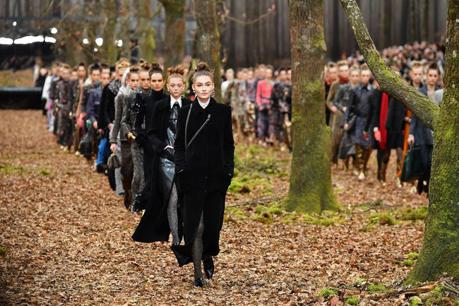 15 show diễn huyền thoại của Chanel dưới thời Karl Lagerfeld khiến giới mộ điệu thổn thức 7