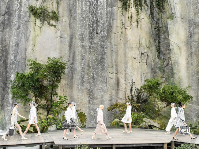 15 show diễn huyền thoại của Chanel dưới thời Karl Lagerfeld khiến giới mộ điệu thổn thức 11