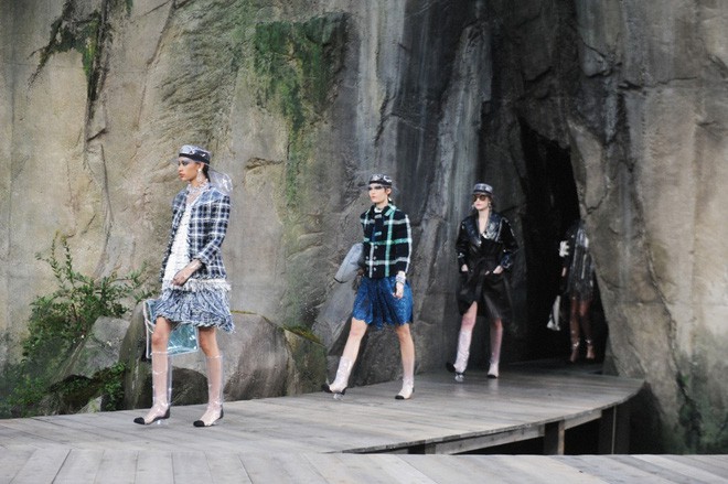 15 show diễn huyền thoại của Chanel dưới thời Karl Lagerfeld khiến giới mộ điệu thổn thức 15