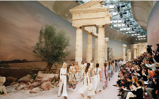 15 show diễn huyền thoại của Chanel dưới thời Karl Lagerfeld khiến giới mộ điệu thổn thức 16
