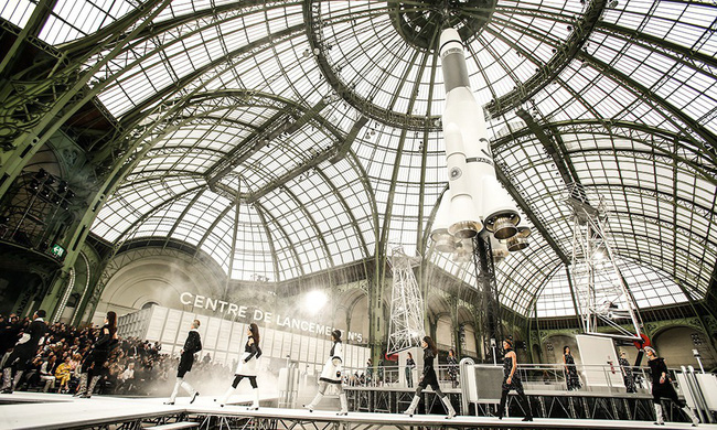 15 show diễn huyền thoại của Chanel dưới thời Karl Lagerfeld khiến giới mộ điệu thổn thức 21