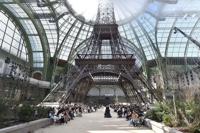 15 show diễn huyền thoại của Chanel dưới thời Karl Lagerfeld khiến giới mộ điệu thổn thức 20