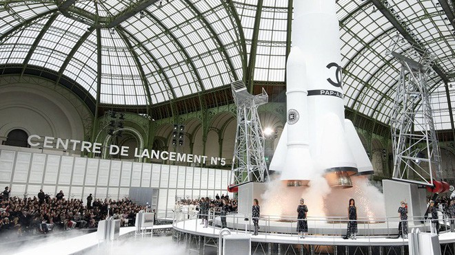 15 show diễn huyền thoại của Chanel dưới thời Karl Lagerfeld khiến giới mộ điệu thổn thức 23