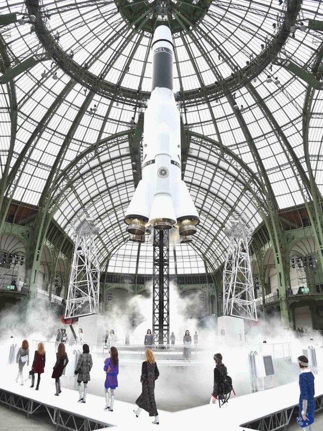 15 show diễn huyền thoại của Chanel dưới thời Karl Lagerfeld khiến giới mộ điệu thổn thức 25