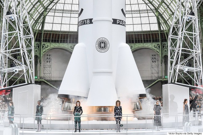 15 show diễn huyền thoại của Chanel dưới thời Karl Lagerfeld khiến giới mộ điệu thổn thức 24