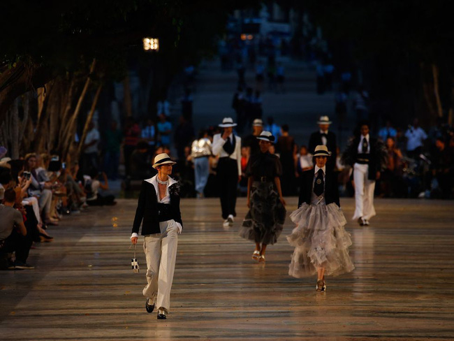 15 show diễn huyền thoại của Chanel dưới thời Karl Lagerfeld khiến giới mộ điệu thổn thức 26