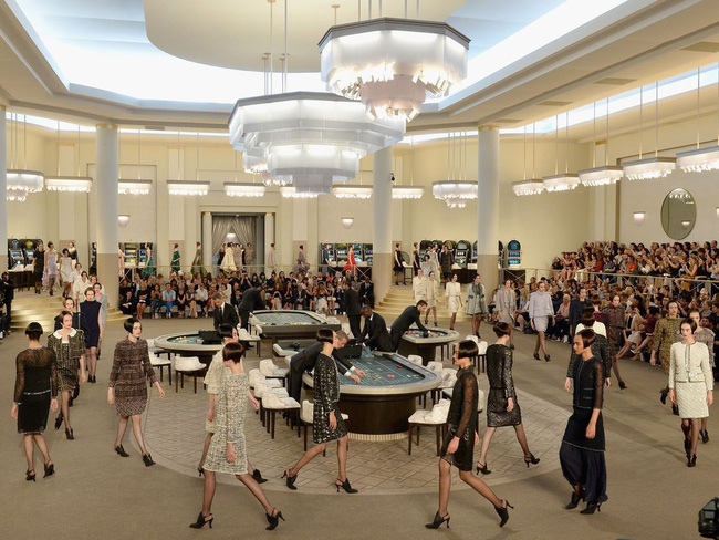 15 show diễn huyền thoại của Chanel dưới thời Karl Lagerfeld khiến giới mộ điệu thổn thức 37