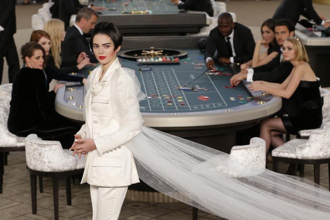 15 show diễn huyền thoại của Chanel dưới thời Karl Lagerfeld khiến giới mộ điệu thổn thức 41