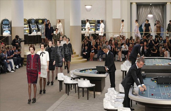 15 show diễn huyền thoại của Chanel dưới thời Karl Lagerfeld khiến giới mộ điệu thổn thức 40