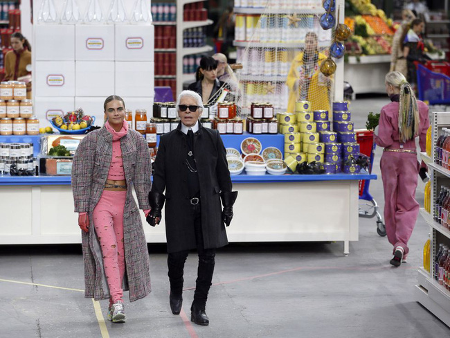 15 show diễn huyền thoại của Chanel dưới thời Karl Lagerfeld khiến giới mộ điệu thổn thức 43