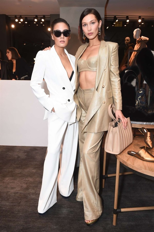 Phong cách menswear có thể biến hóa theo style gợi cảm như nàng Bella Hadid