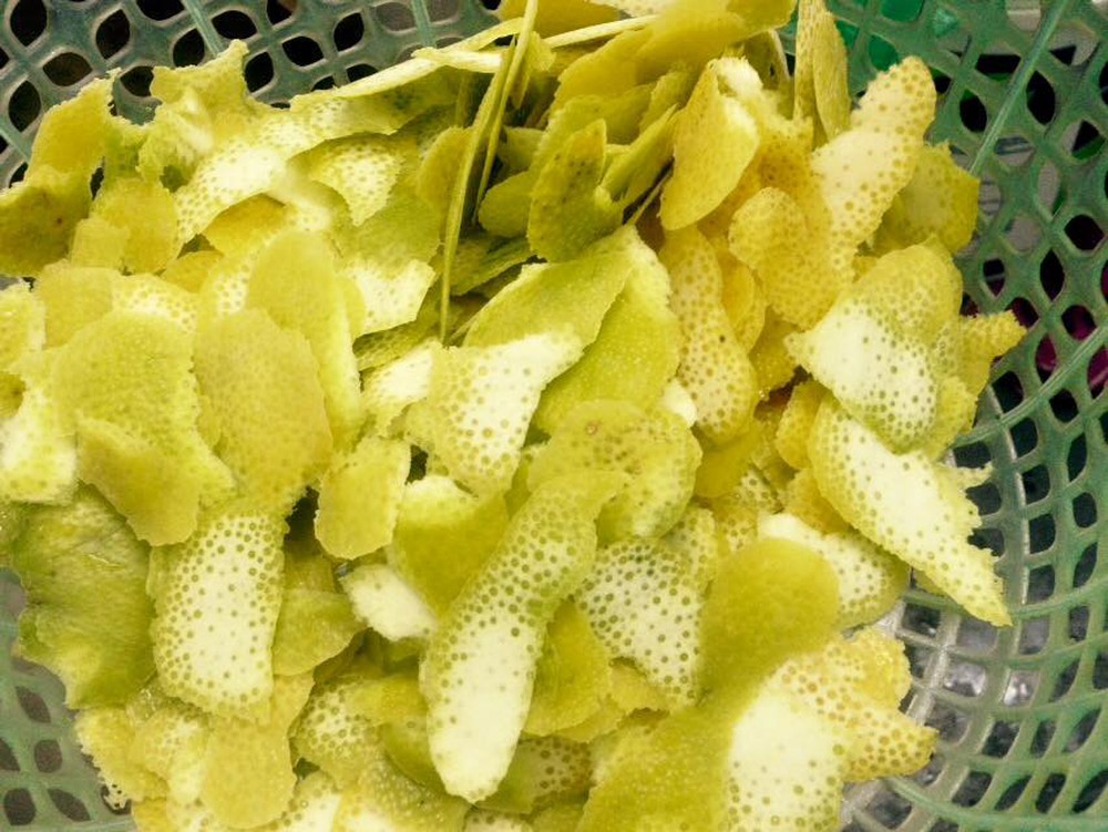 Bạn có thể tự làm tinh dầu bưởi để gội đầu hoặc làm dầu xả