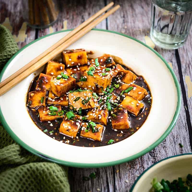 Đậu phụ luộc chấm xì dầu tỏi ớt