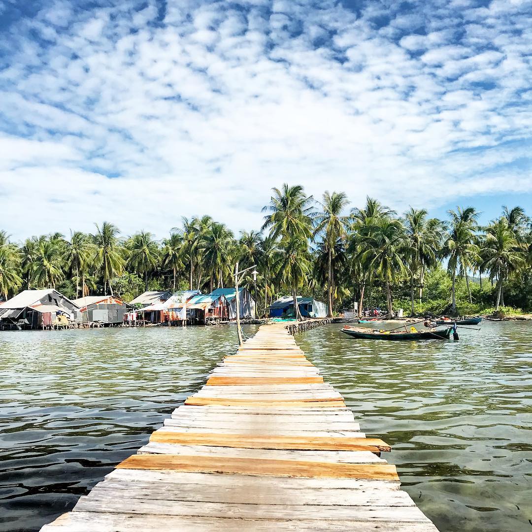 Cầu gỗ dẫn ra biển siêu đẹp ở làng chài Rạch Vẹm 