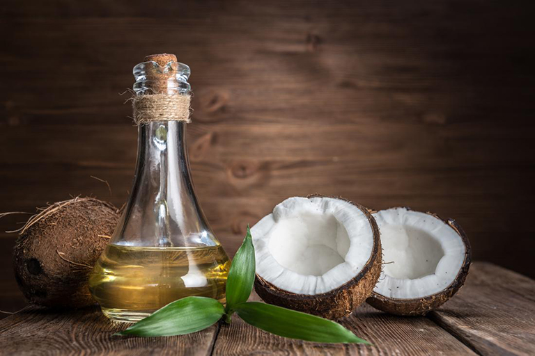 Dầu dừa giúp đào thải bã nhờn, lấy lại cân bằng cho da mặt và giúp ngăn ngừa sự phát triển của mụn