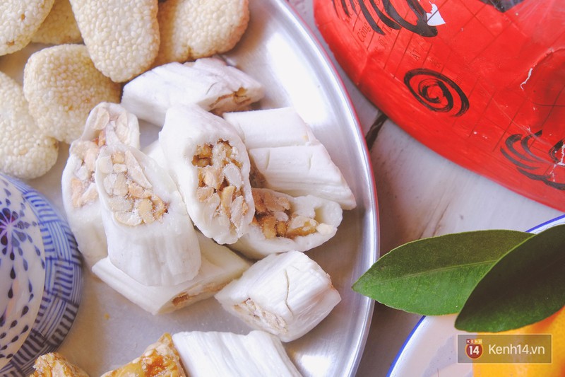 Nhâm nhi tách trà nóng cùng món kẹo dồi lạc ngon ngọt (