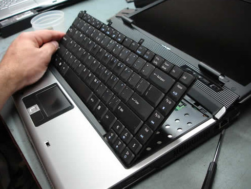 huong-dan-ve-sinh-ban-phim-laptop-dell-1