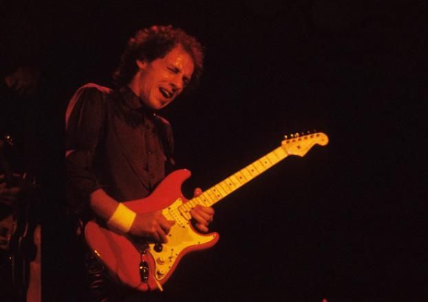 Mark Knopfler - top nghệ sĩ chơi ghi ta hay nhất
