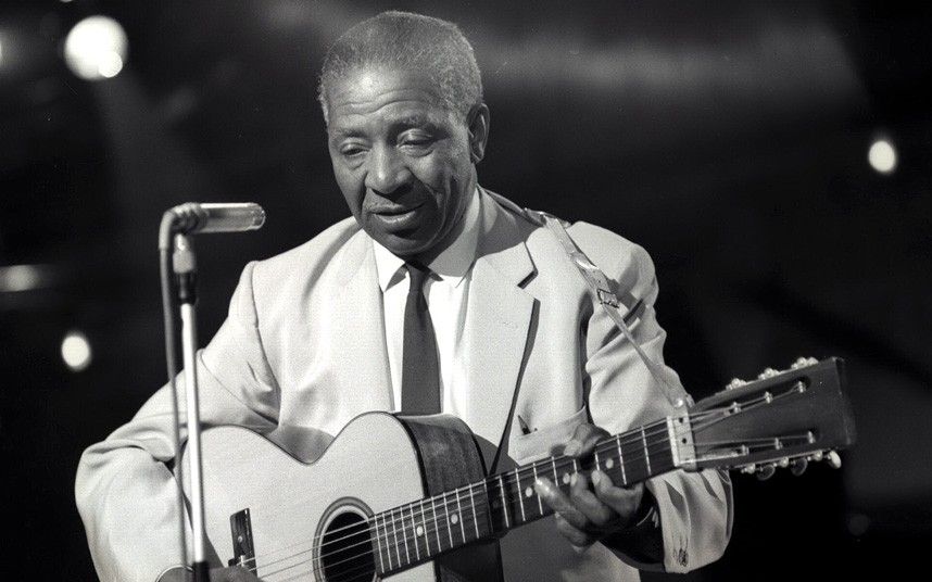 Nghệ sĩ guitar Lonnie Johnson