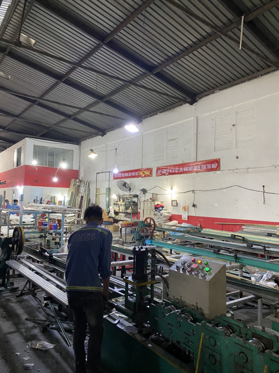 Công đoạn hoàn thiện cửa kéo