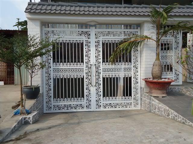 cửa cổng sắt hoa văn màu trắng