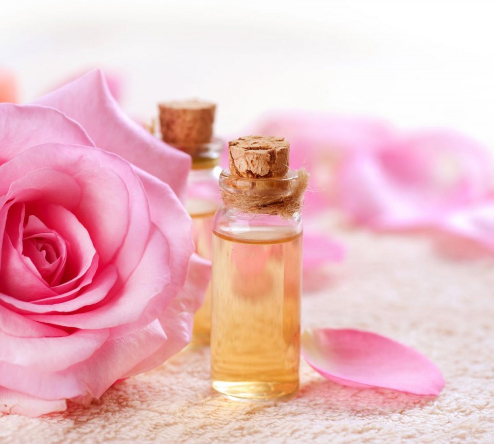 Làm sao để chọn nước hoa hồng phù hợp?