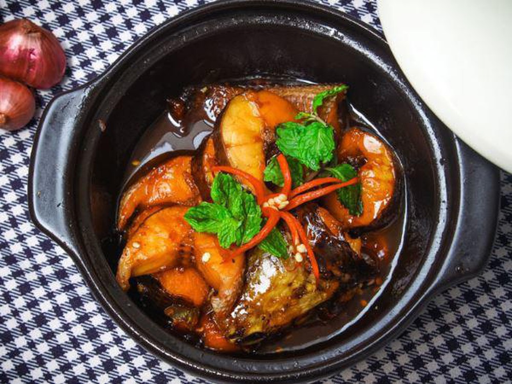 Tôm cá kho nghệ