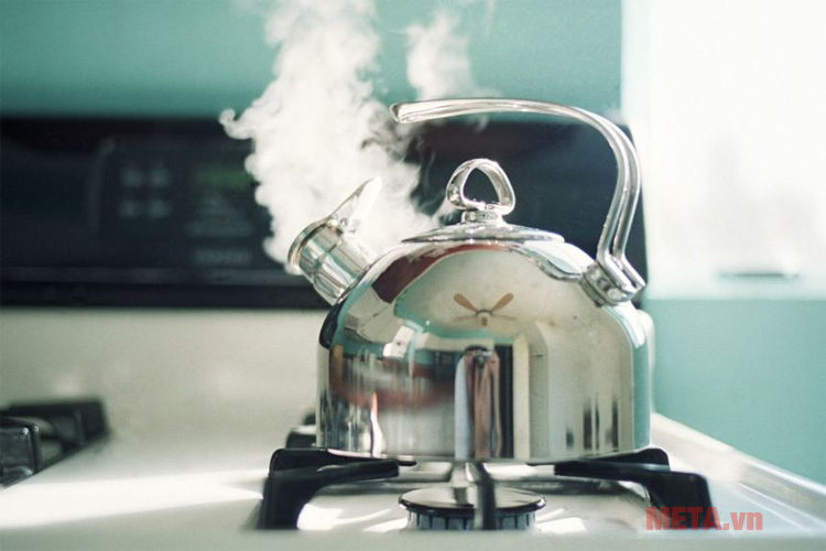 Đun nước nóng để vệ sinh lồng giặt