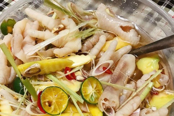 Món ăn vặt chân gà rút xương