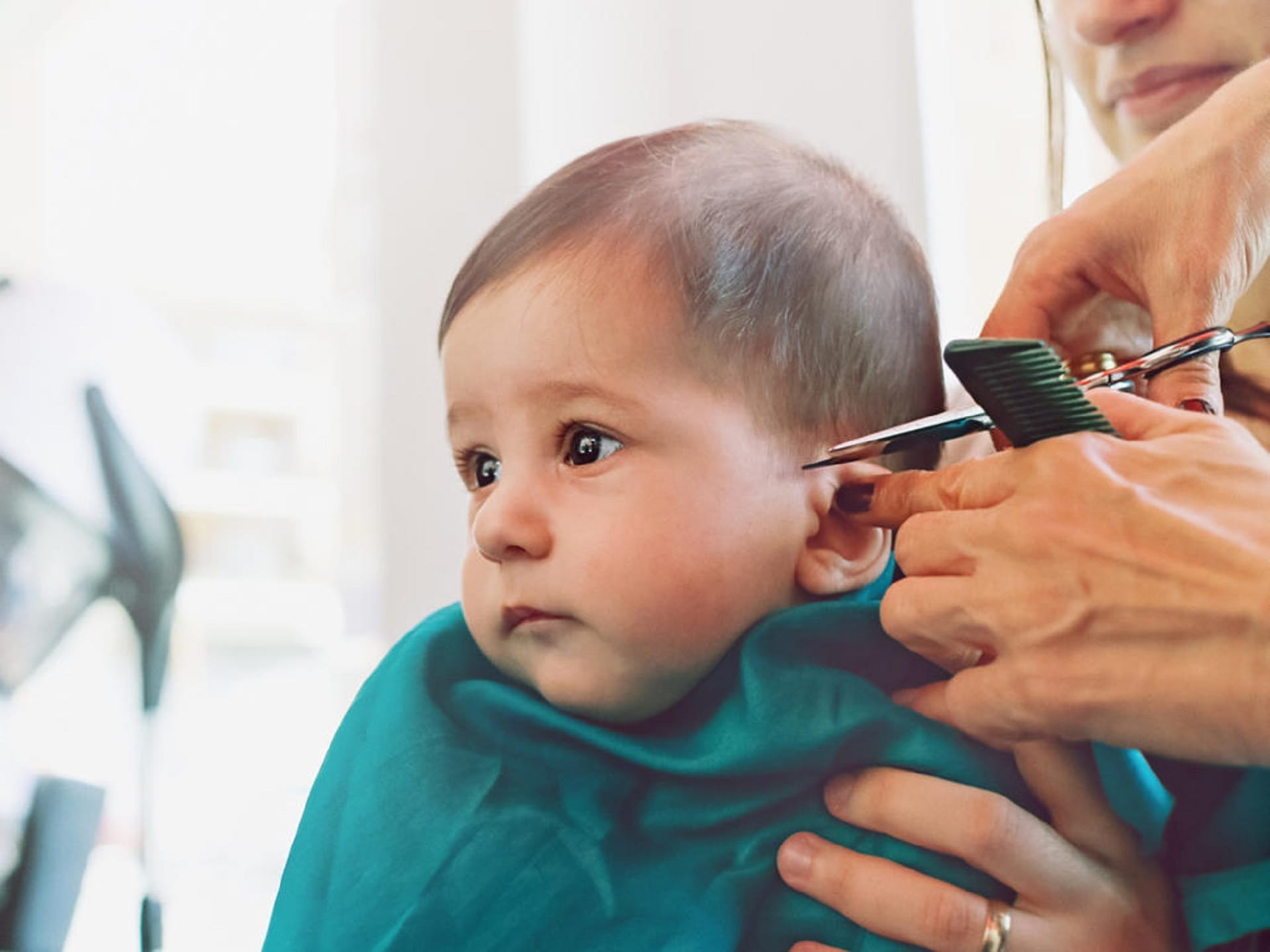 Cắt tóc cho trẻ sơ sinh có có thể hay không?