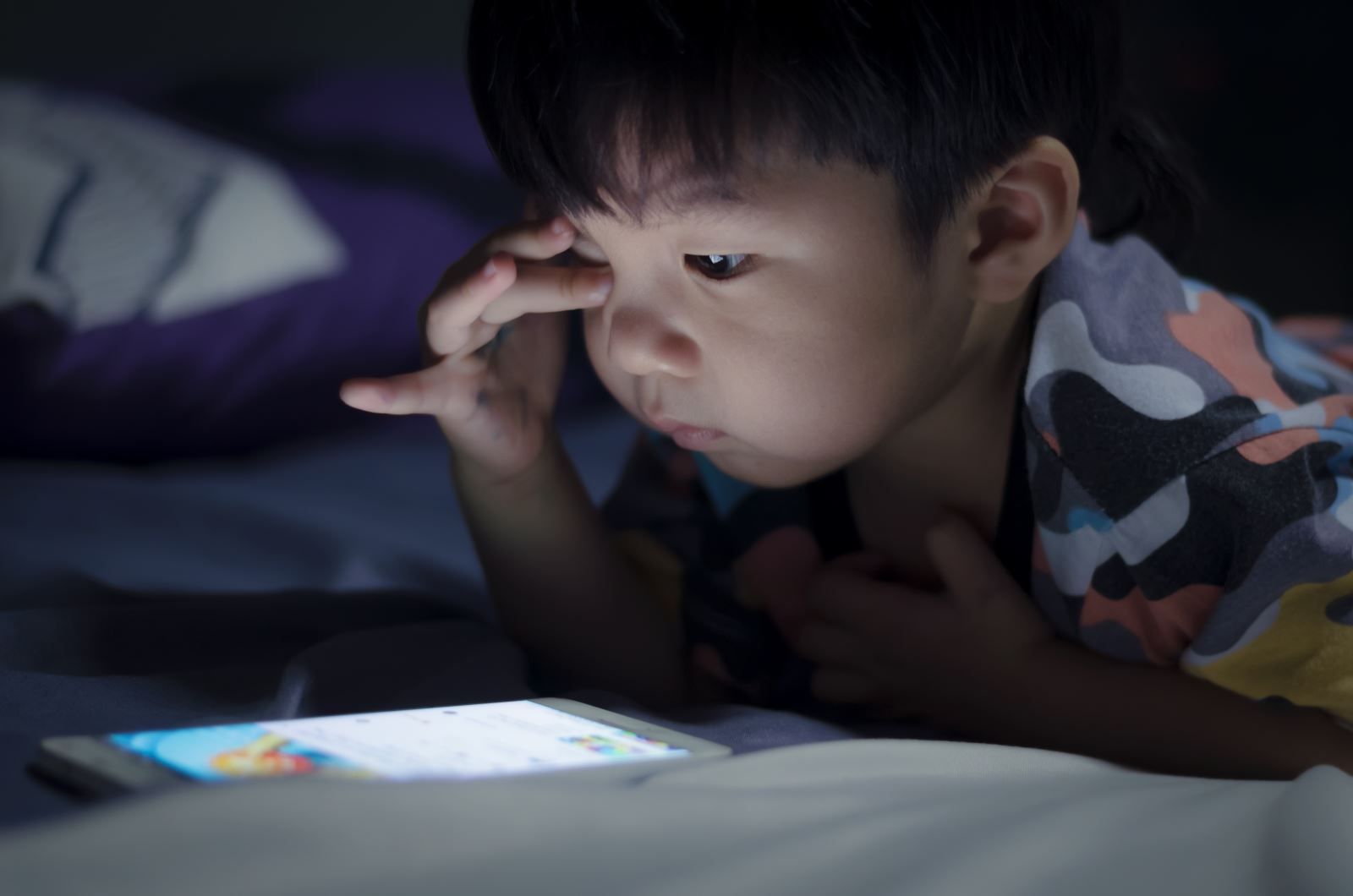 Tác hại của điện thoại với trẻ em - 4 nguy hại bố mẹ không thể làm ngơ | theAsianparent Vietnam
