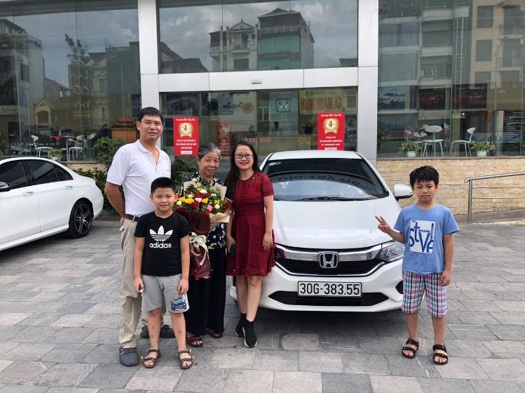 D:\seo web\ảnh chuẩn\ảnh chưa chỉnh sửa\ảnh giao xe cho khách\z2473280242521_ac90073c160dfdc0c0a8af8f4ef8912c.jpg
