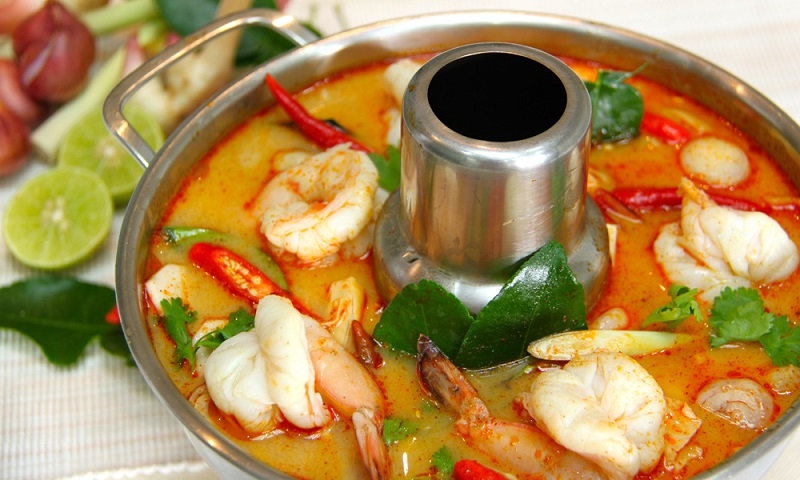 Tom yum (canh chua) đặc trưng ẩm thực miền Trung của Thái Lan 