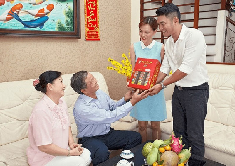 Biếu quà tết cho bố mẹ vợ tương lai