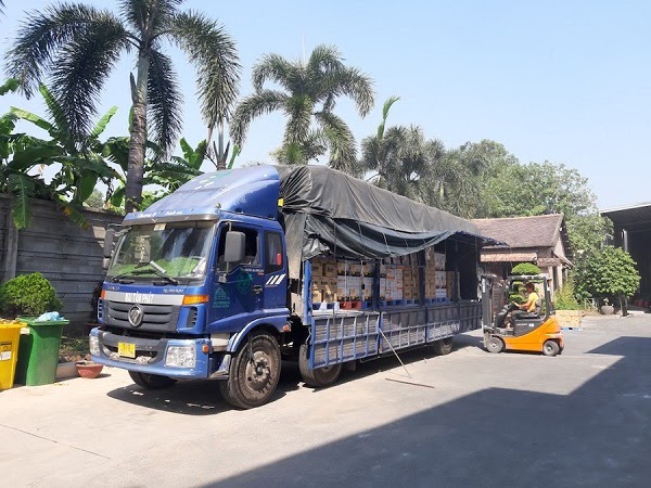 Nhiều loại hàng hoá khác nhau được sắp xếp lên cùng một chuyến hàng