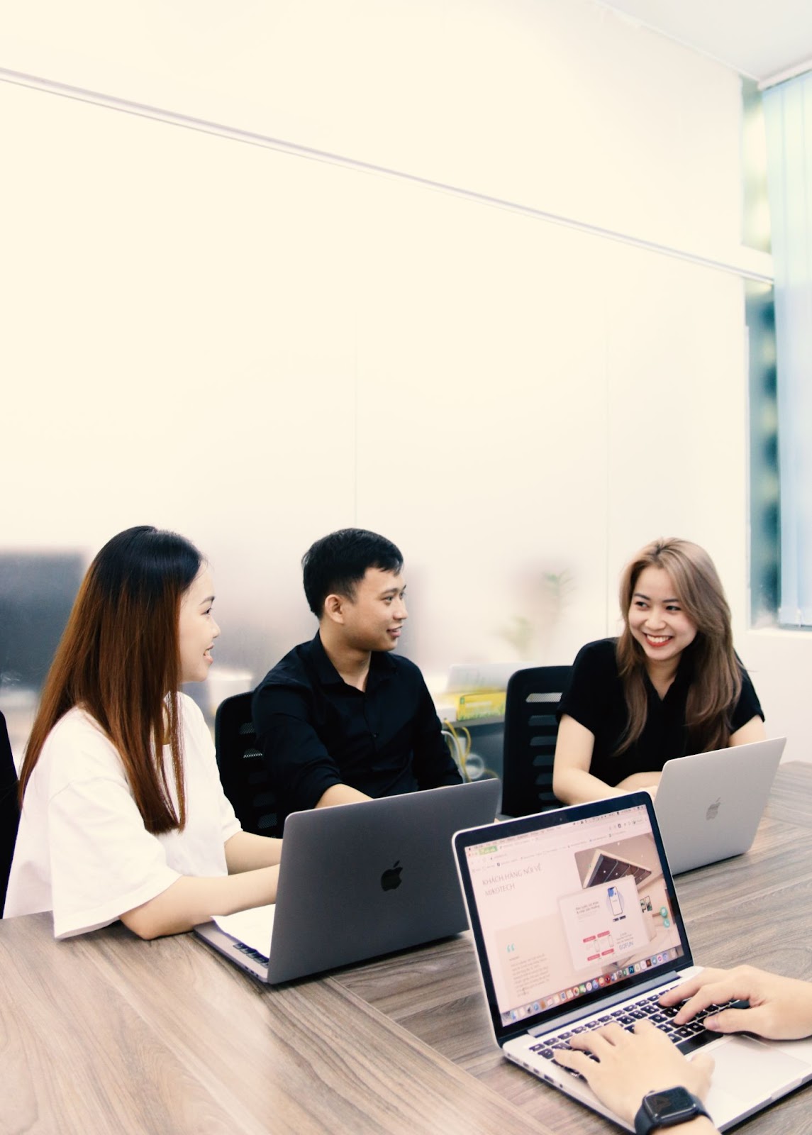 Đội ngũ nhân viên Miko Tech thảo luận về dự án với khách hàng
