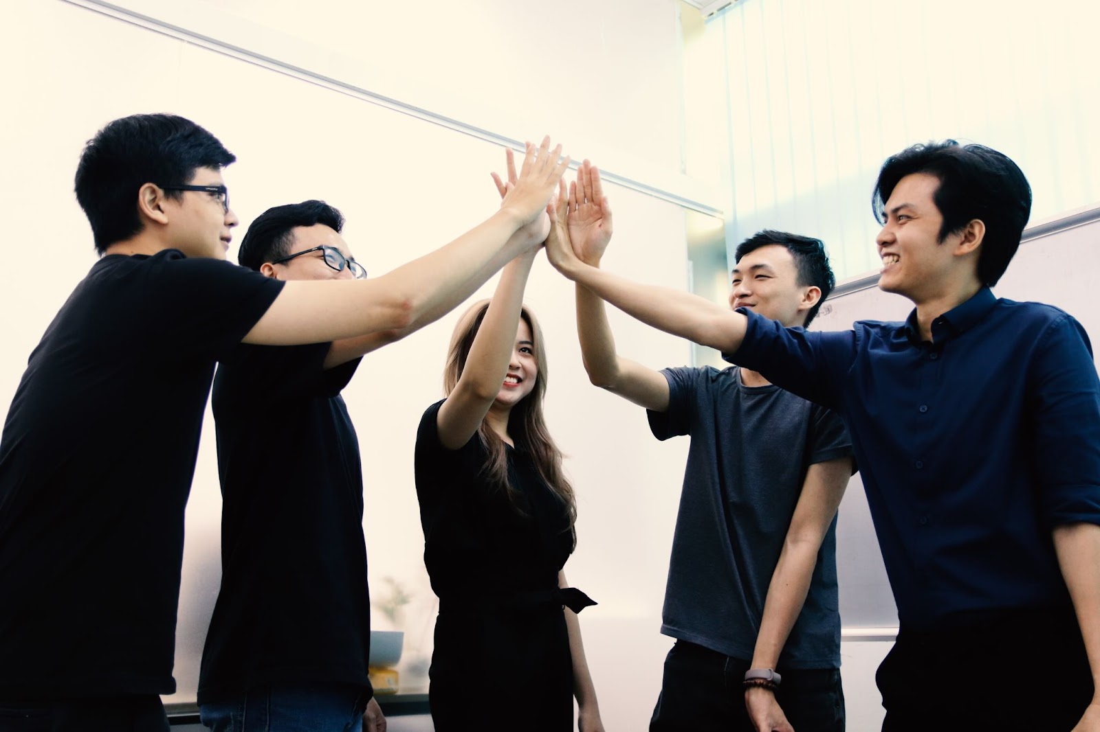 Thành viên công ty Miko Tech đầy năng lượng và nhiệt huyết với nghề