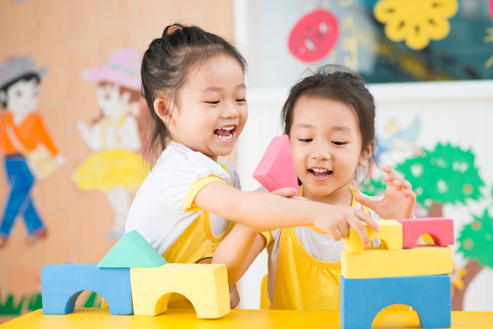 Bé đi học mầm non được vui chơi và gặp gỡ nhiều bạn bè
