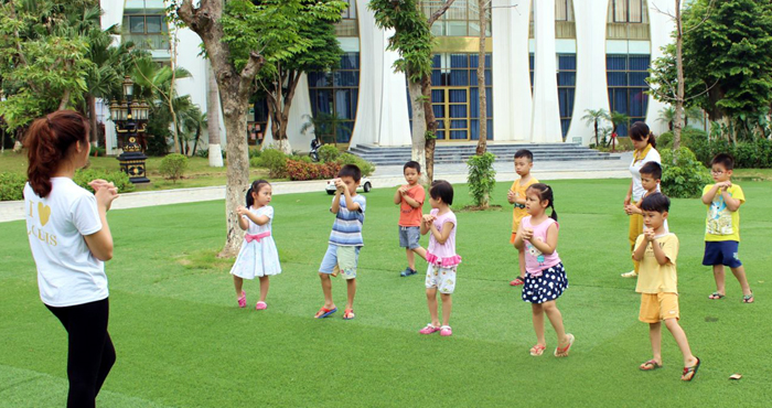 Chuẩn bị giày dép, mũ nón cho trẻ vui chơi ngoài trời tại trường mầm non